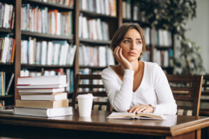 student woman studying library 1303 15781 300x200 - پایان نامه کارشناسی ارشد با رساله دکتری چه فرقی دارد ؟